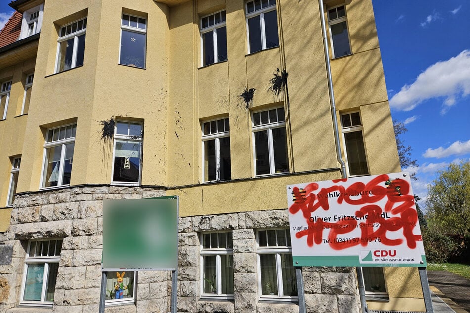 Die unbekannten beschmierten unter anderem ein Schild vor dem Haus.