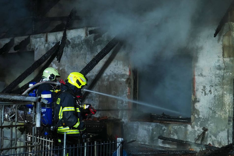 Die Feuerwehrleute konnten das Ausbrennen des Gebäudes nicht verhindern.