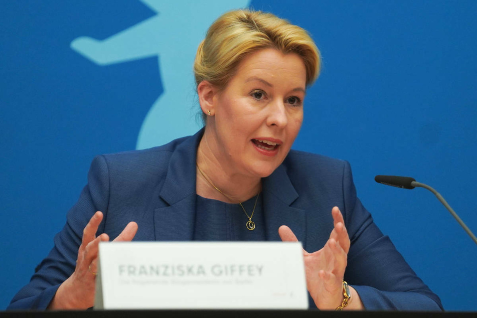 Berlins Regierende Bürgermeisterin Franziska Giffey (43, SPD) hält eine FFP2-Maskenpflicht für ein verhältnismäßiges Mittel im Kampf gegen die Ausbreitung von Omikron.