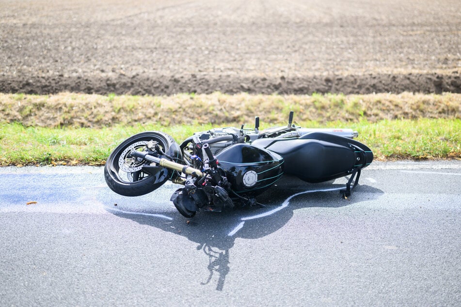 Zur Versorgung des verletzten Motorradfahrers wurde auch ein Hubschrauber eingesetzt. (Symbolbild)