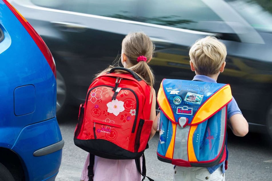 Gerade jüngere Kinder unterschätzen häufig die Geschwindigkeit herannahender Fahrzeuge oder gehen davon aus, rechtzeitig gesehen werden. (Symbolfoto)