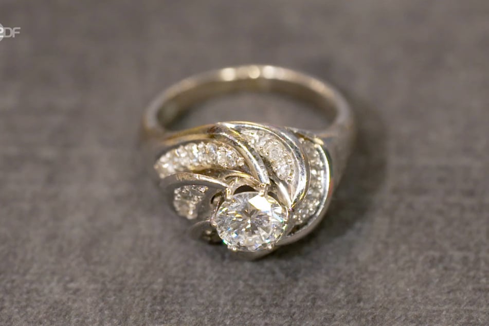 Im Gepäck haben die Teenager einen Ring im sogenannten Midcentury-Stil.