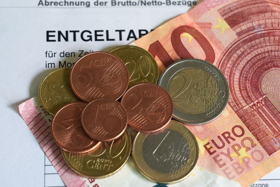Der gesetzliche Mindestlohn beträgt aktuell 12,82 Euro pro Stunde. Er ist das Minimum, das Landwirte ihren Saisonbeschäftigten zahlen müssen.