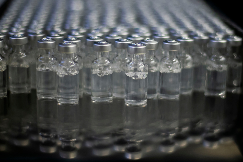 Fläschchen mit dem Corona-Impfstoff der Firma AstraZeneca. In den USA soll nun darüber diskutiert werden, ob die ungenutzten Impfdosen an andere Länder abgegeben werden.