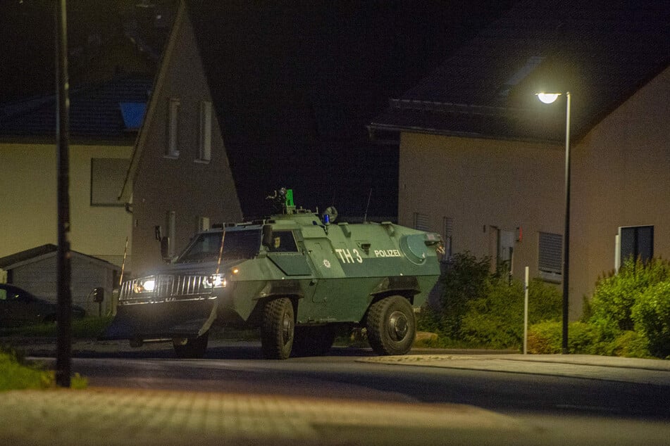 Auch ein gepanzertes Fahrzeug war vor Ort.