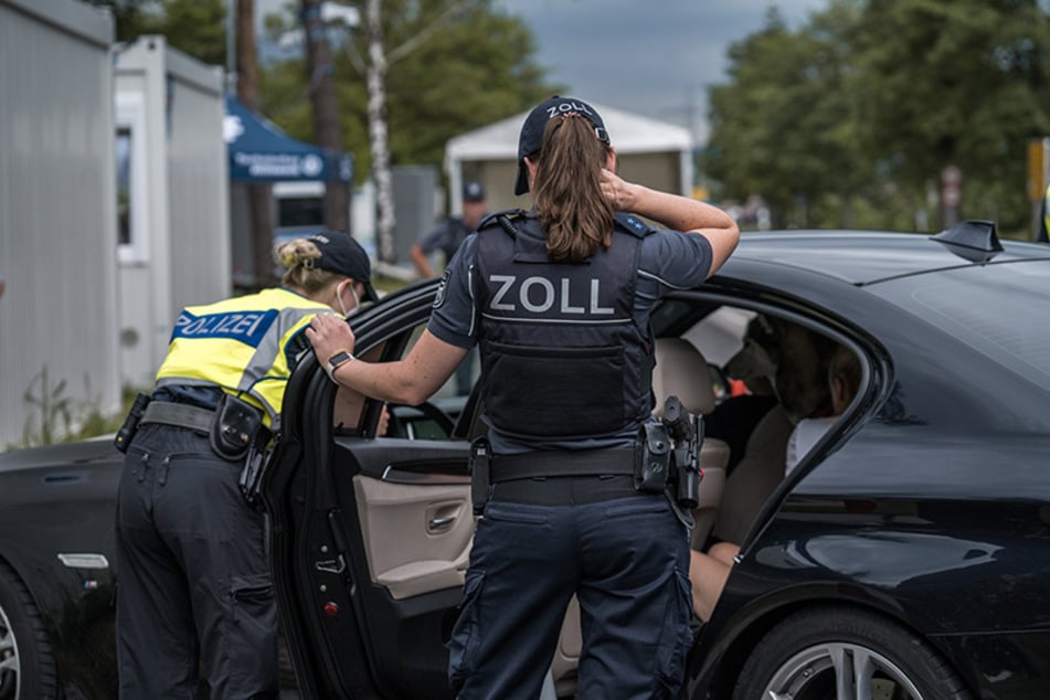Weil er so nervös war, nahmen Bundespolizisten einen Mann an der Grenze näher unter die Lupe. (Symbolfoto)