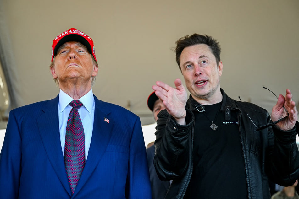 Elon Musk speaks with US President-elect Donald Trump (l.) as they watch the launch of the sixth test flight of the SpaceX Starship rocket on November 19, 2024 in Brownsville, Texas.