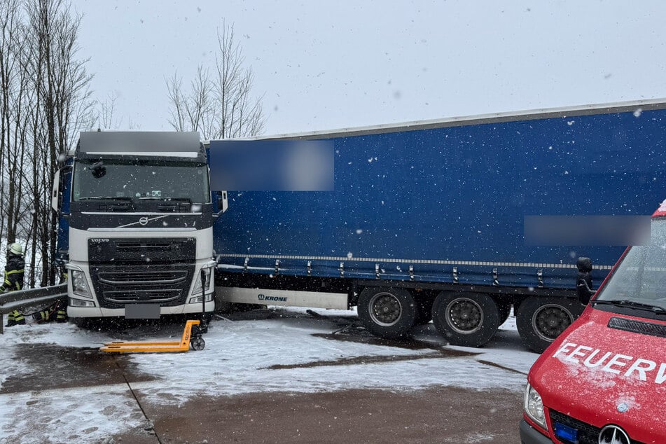 Unfall A1: Vollsperrung! Lastwagen rammt Auto und durchbricht Leitplanke