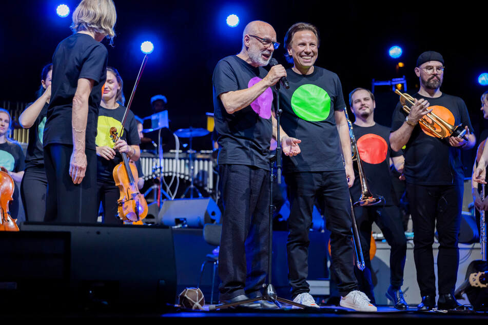 Für sein jüngstes Projekt holt Brian Eno (75) ein ganzes Orchester auf die Bühne.