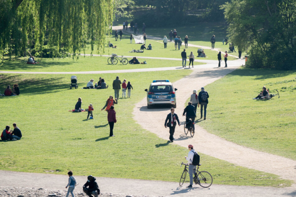 In einem Berliner Park überwacht die Polizei noch immer die Einhaltung der Kontaktbeshränkungen