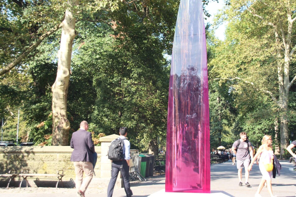 Pink und schrill: Was hat diese Säule im New Yorker Central Park zu suchen?