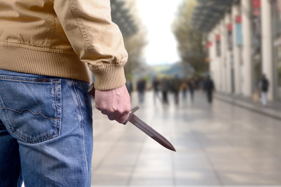 Immer wieder zückte der 28-jährige Deutsche ein Messer und bedrohte damit Passanten, die ihm über den Weg liefen. (Symbolbild)
