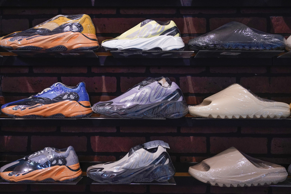 "Yeezy"-Schuhe, die Adidas in Zusammenarbeit mit Kanye "Ye" West produzierte, sollen nun doch wieder verkauft werden.