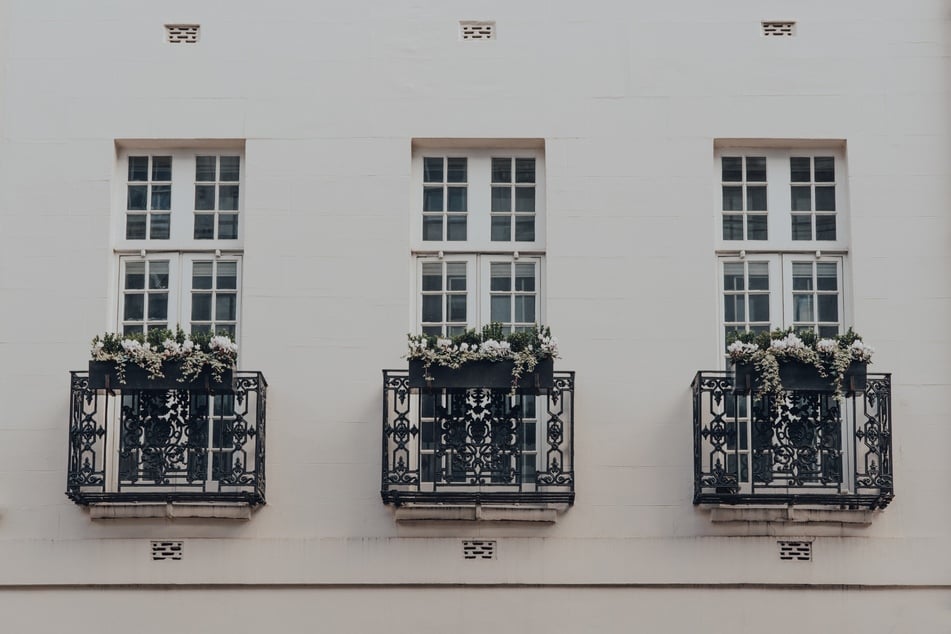 Der Gesteinsbrocken löste sich plötzlich von einem Balkon und krachte auf den darunter befindlichen Fußweg. (Symbolfoto)