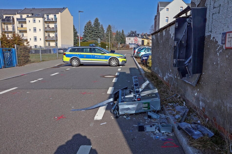 Von dem gesprengten Automaten in Limbach-Oberfrohna sind nur noch Trümmer übrig.