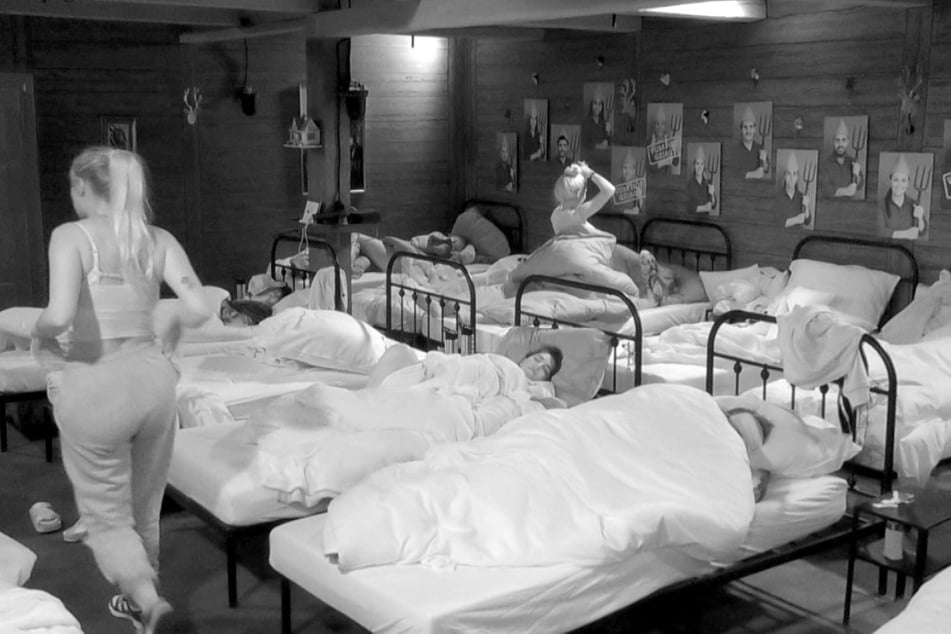 Während sich Emma Fernlund (24) und Tim Kühnel (28) im Bett vergnügen, läuft seine Knutsch-Ex Ina Kina (30, l.) durchs Zimmer.