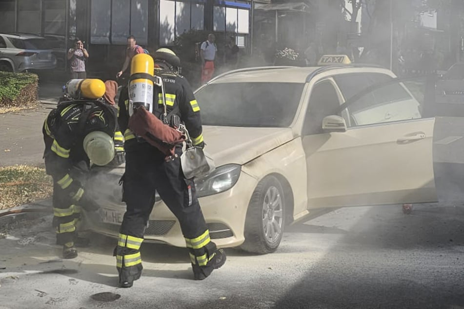 Das brennende Taxi schränkte die Sicht in Sendling durch Rauch ein.