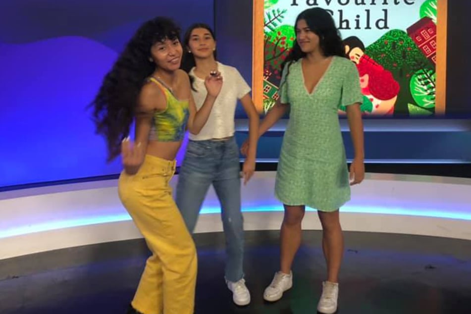 Sisters (from l to r) Angelique (20), Siobhan (14), and Trinity (18) were in good spirits on the TV show.