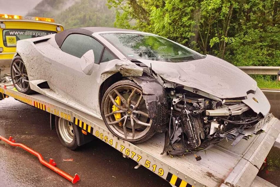 Die Front des Lamborghini wurde komplett zerstört.