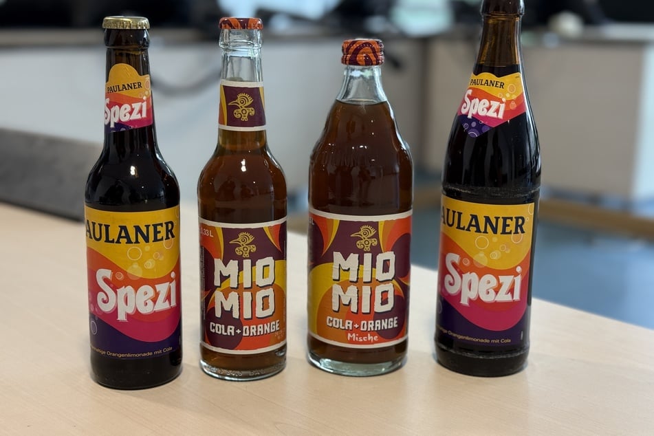 Flaschen der Marken Paulaner Spezi und Berentzen Mio Mio stehen auf einem Tisch.