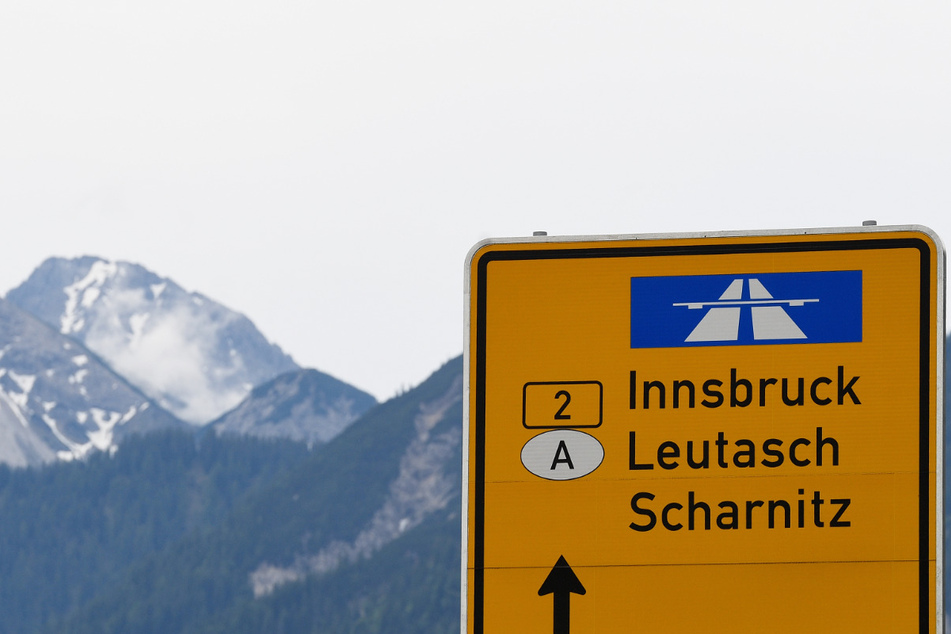 Voraussichtlich am 3. Juni will sich das Bundeskabinett mit einem Eckwertepapier befassen, das als Gesprächsgrundlage für eine Einigung mit den Urlaubsländern auf Regeln für einen Infektionsschutz dienen soll. Vorgesehen ist auch, die generelle Reisewarnung für 31 Länder in Europa aufzuheben und mit Reisehinweisen zu ersetzen.