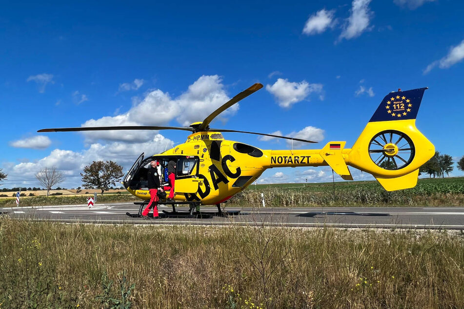 Ein Rettungshubschrauber stand parat, um den verunglückten VW-Fahrer in ein Krankenhaus zu fliegen. (Symbolfoto)