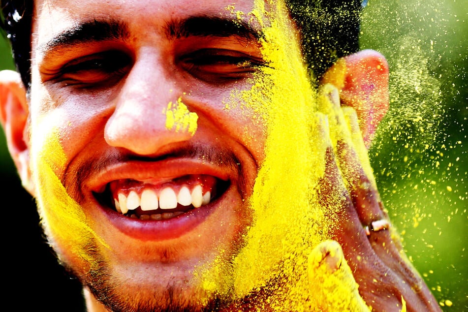 Ein Mann nimmt an der Feier des Holi-Festes in Yangon (Myanmar) teil.