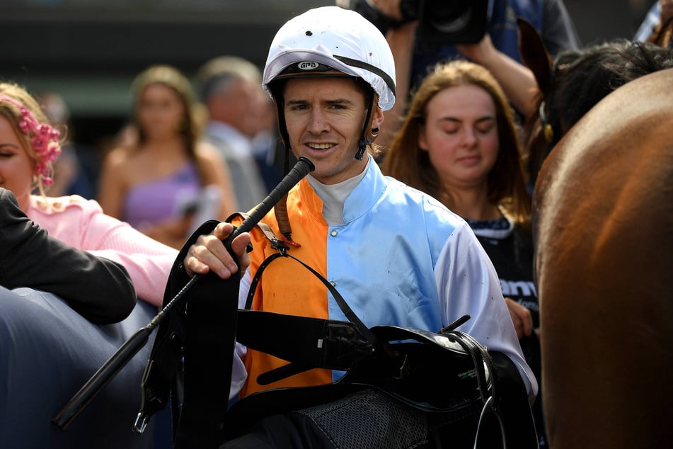 Jockey Jason Collett (33) setzte sein eigenes Leben aufs Spiel, als er seinem gestürzten Pferd beistehen wollte.