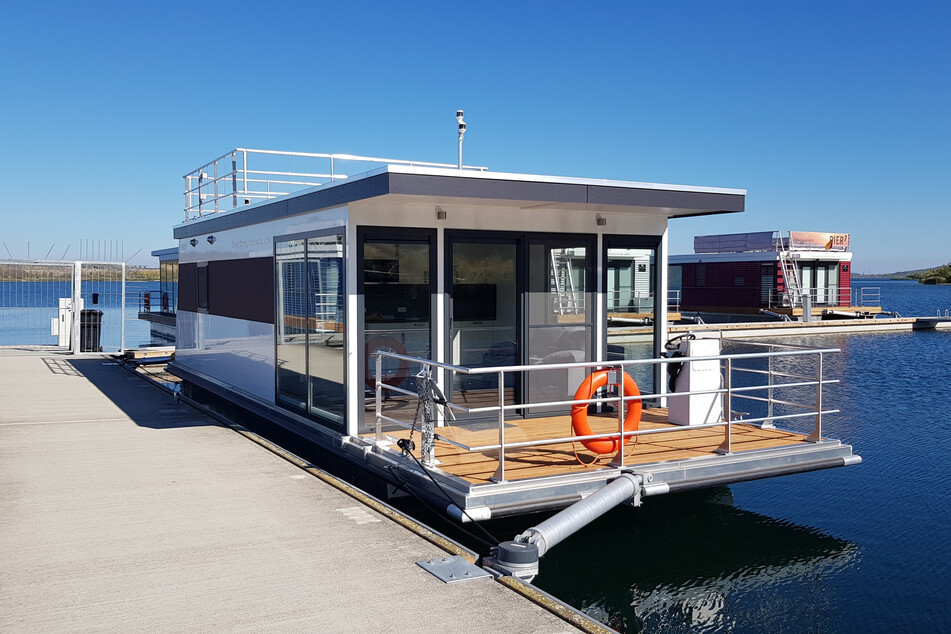 Auf dem Wasser wohnen oder Urlaub machen: Die schwimmenden Häuser sind schon längst die Lieblingsherbergen am Bärwalder See.