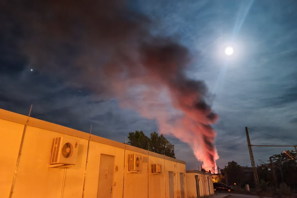 Alte Fabrik brennt bei Bahnhof Halle: Verdacht auf Brandstiftung