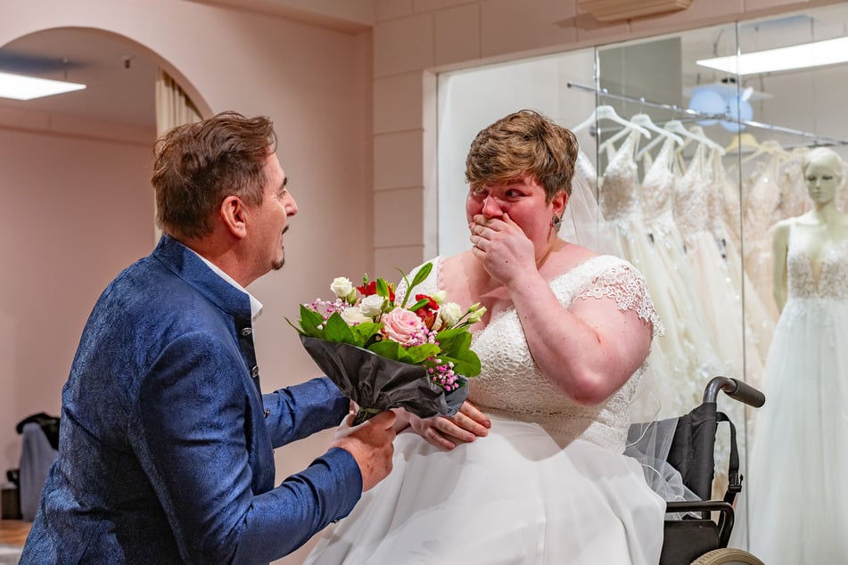 Da kullern Freudentränen: TV-Star Uwe Herrmann gratuliert Maria zum 28. Geburtstag mit einem Blumenstrauß.