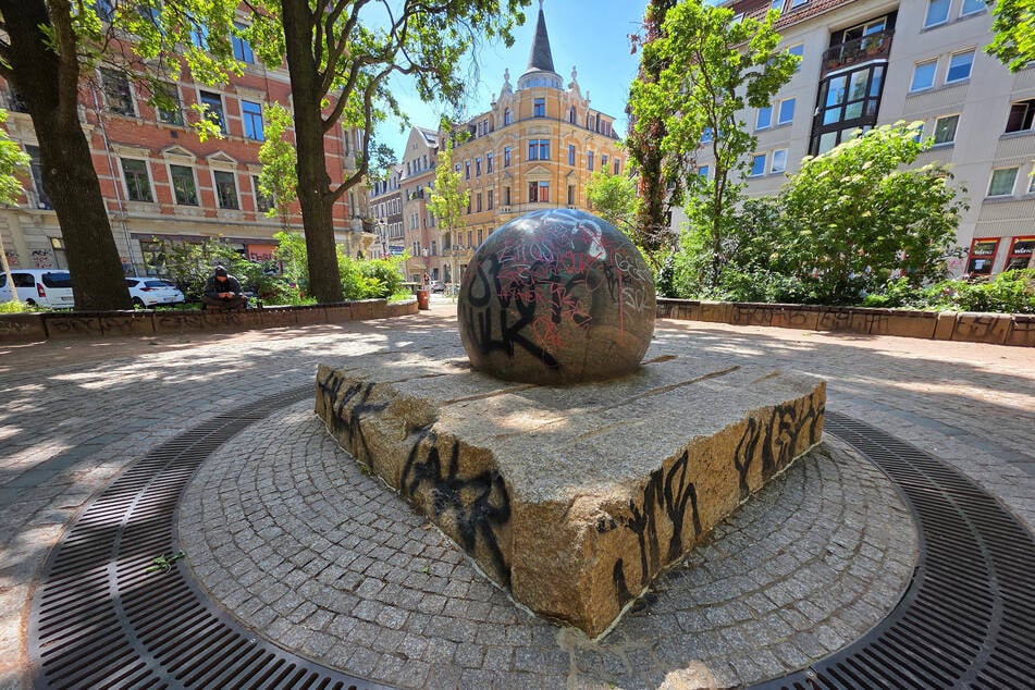 Der Kugelbrunnen am Martin-Luther-Platz in der Neustadt soll in den nächsten Tagen angestellt werden.