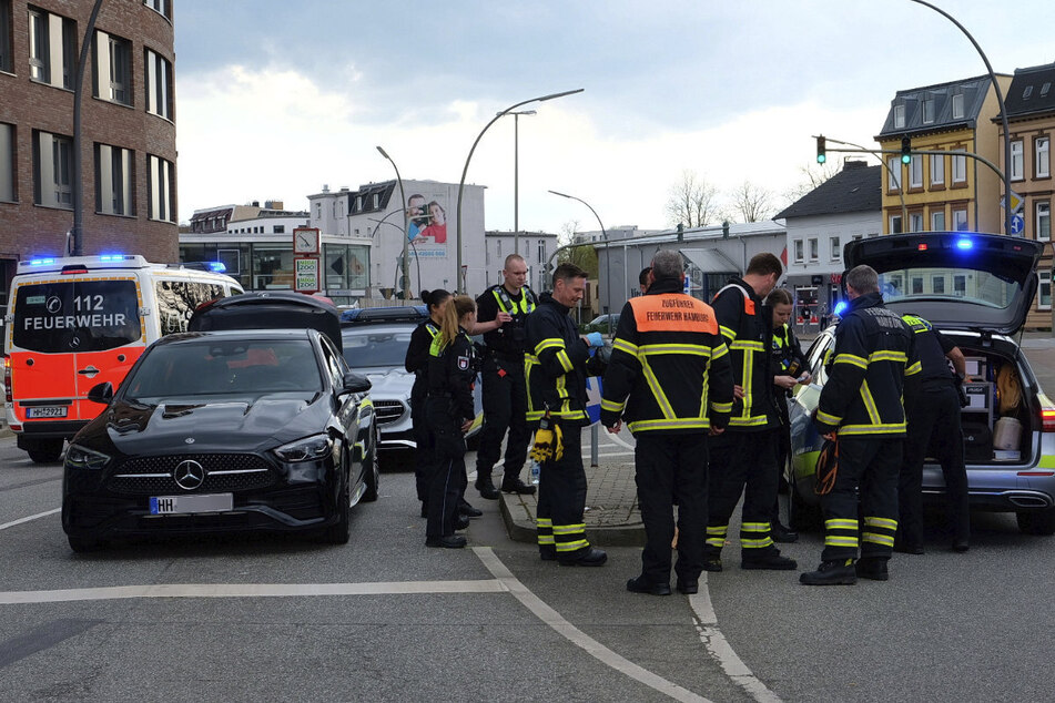 Polizei kontrolliert Mercedes, zwei Insassen müssen sofort ins Krankenhaus