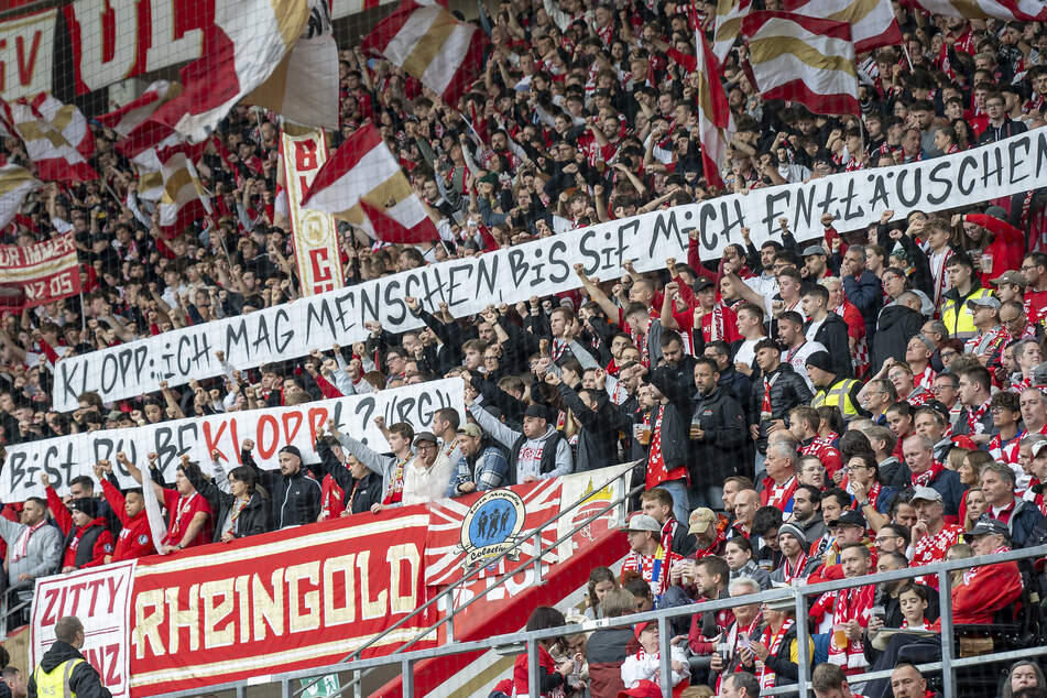 Was die Fans des 1. FSV Mainz 05 vom Engagement von Jürgen Klopp bei Red Bull halten, haben sie auf einem Spruchband verewigt.