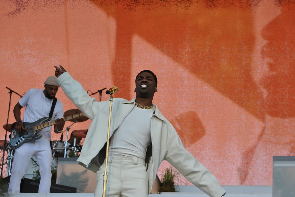 Giveon gets vibey with it during his Day 3 set at Governors Ball Music Festival in Queens, New York on Sunday, June 11, 2023.