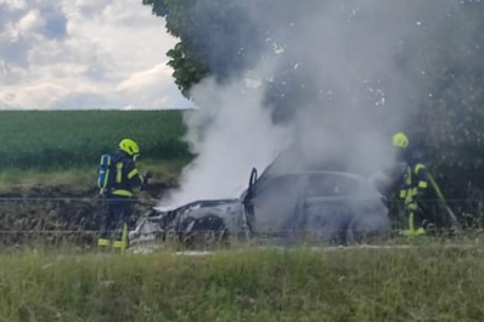 Die Feuerwehr kämpfte gegen die Flammen. Den BMW konnten die Kameraden aber nicht mehr retten.