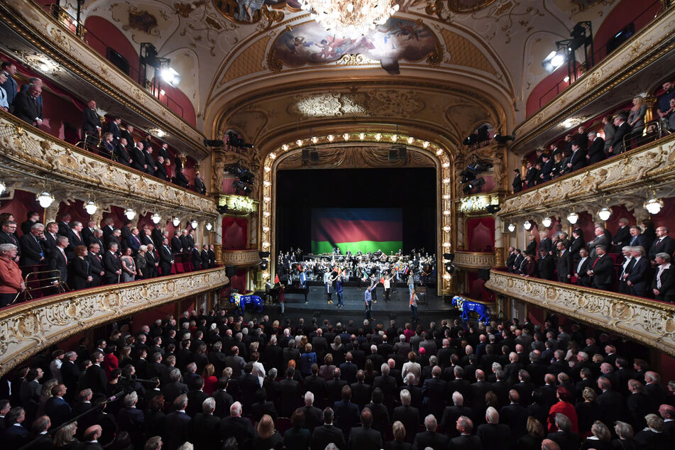 Vier Mitarbeiter des hessischen Staatstheaters in WIesbaden wurden zuletzt positiv auf das Coronavirus getestet. (Archivbild)