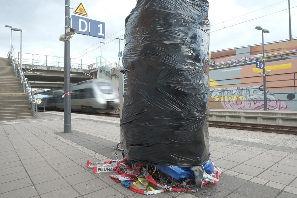 Zunächst wurde in der Nacht auf Samstag gegen 00.10 Uhr der Fahrkartenautomat an der S-Bahnhaltestelle MDR gesprengt.