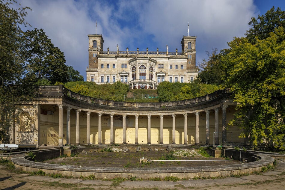 Das sanierungsbedürftige Römische Bad im Park von Schloss Albrechtsberg.