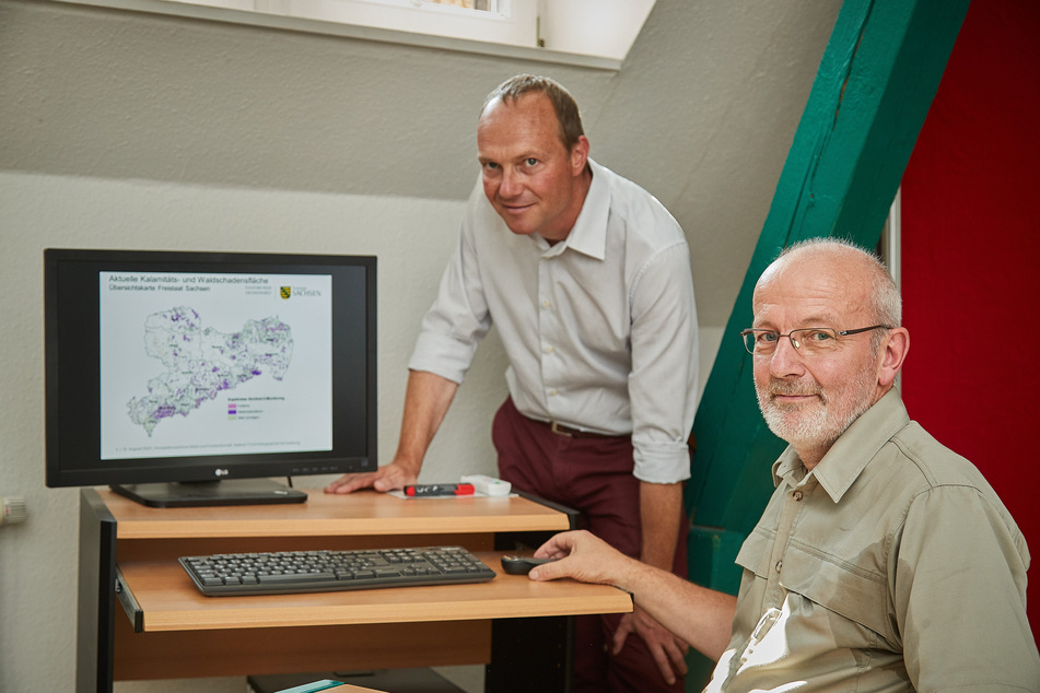 Forstminister Wolfram Günther (47, Grüne, l.) und Projektleiter Dirk-Roger Eisenhauer (59): Die Karte auf dem Monitor zeigt das Ausmaß der Schäden.