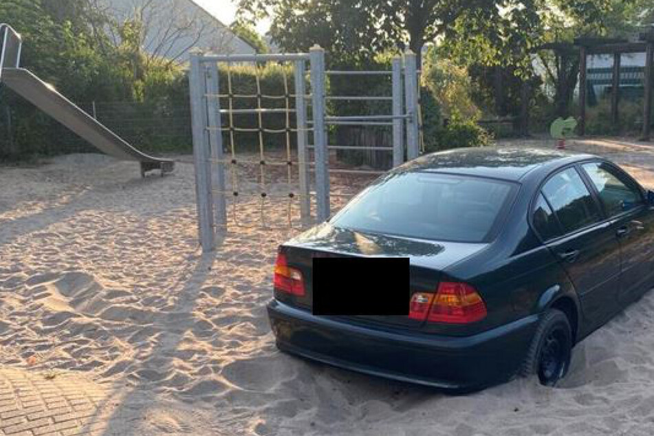 BMW steht plötzlich fahrerlos in Sandkasten und keiner weiß, warum