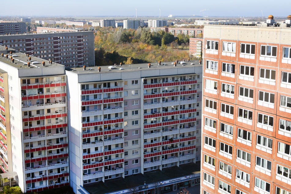 Leipzig: Räuber prügelt in Grünau auf Jugendlichen ein, weil er seine Klamotten will
