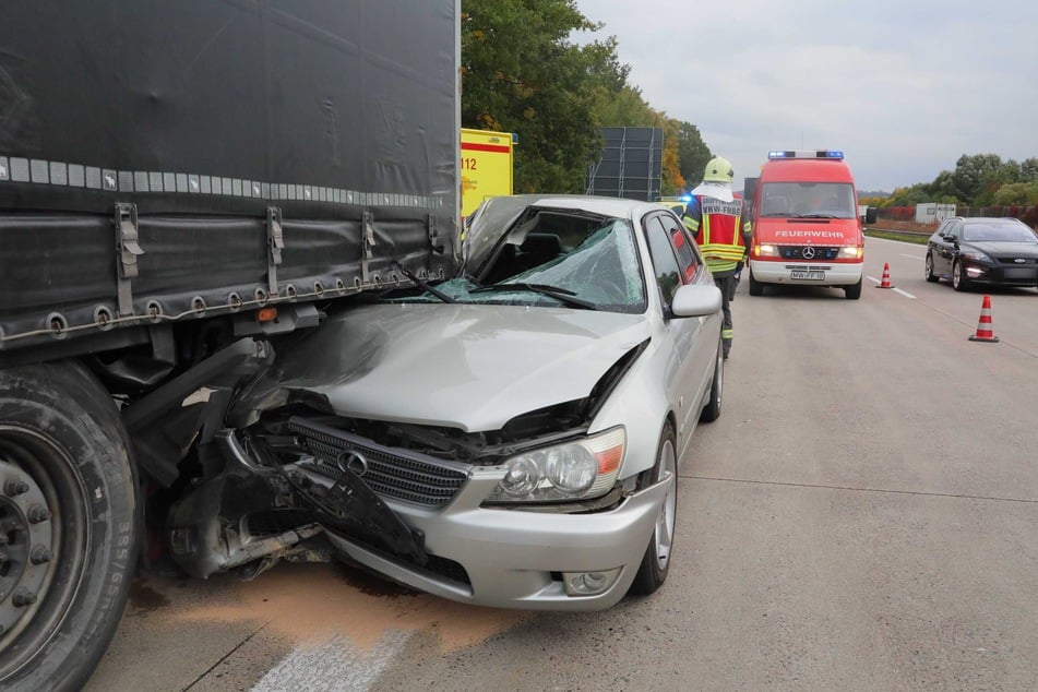 Schwerer Crash auf der A4 bei Frankenberg: Ein Lexus krachte am Samstagvormittag gegen einen Lkw.