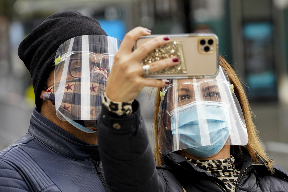 Passanten machen ein Selfie während der Festtagsparade "Macy's Thanksgiving Day Parade" in New York.