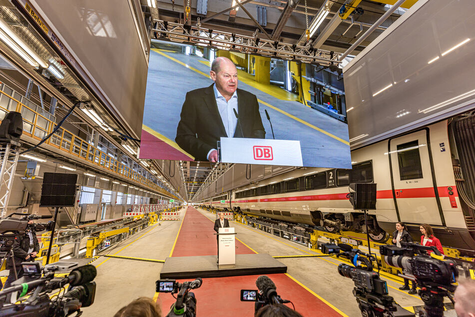 Bundeskanzler Olaf Scholz (65, SPD) spricht zur Eröffnung vom DB-Instandhaltungswerk für ICE 4-Züge in Cottbus.