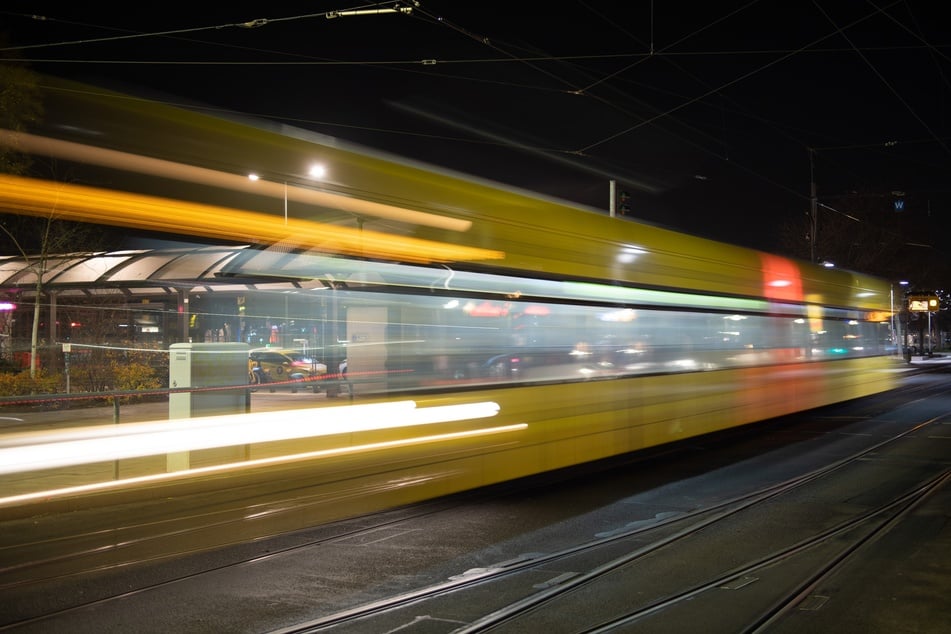 Dresden: Mann in Dresdner Tram niedergeschlagen: Polizei sucht Täter mit "Böhse Onkelz"-Shirt