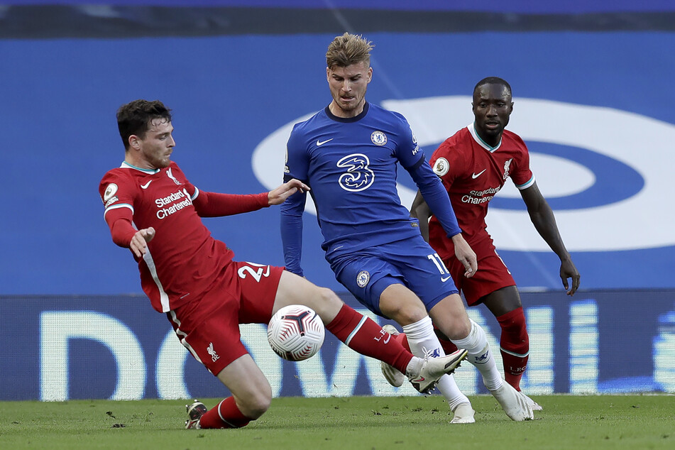 Andrew Robertson (l.) von Liverpool und Timo Werner kämpfen um den Ball.