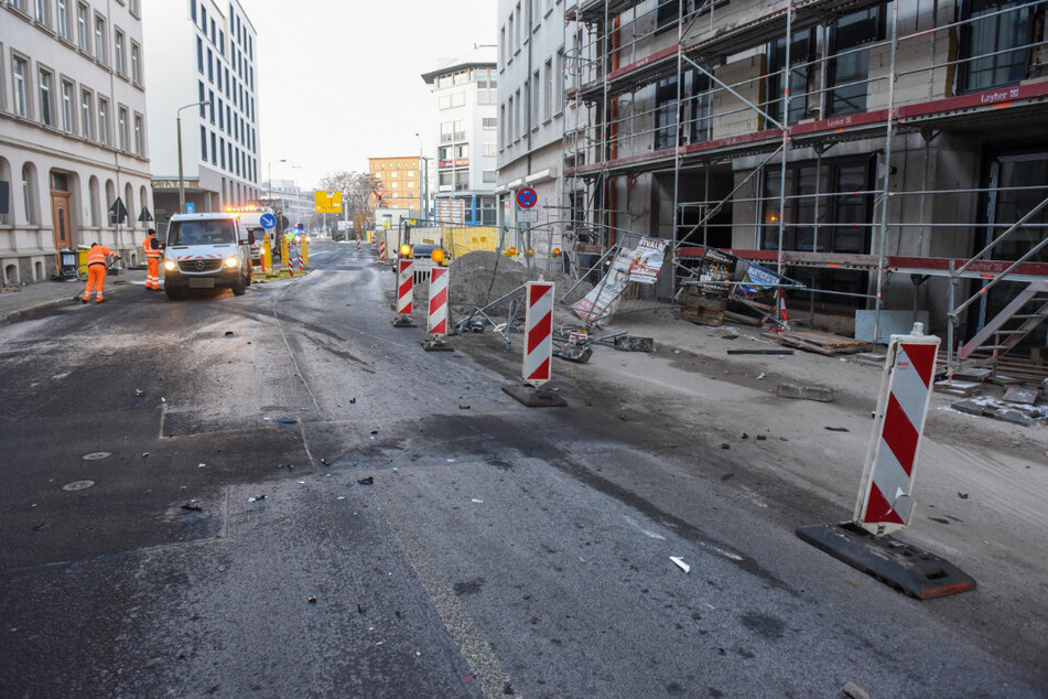Bei Tageslicht waren die Schäden deutlich zu sehen: Ein Autofahrer ist am frühen Sonntagmorgen in eine Baustelle auf der Berliner Straße gekracht.