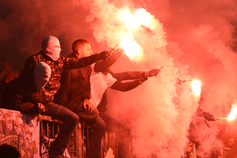 Bei dem Stadt-Derby im September 2019 zündeten Fans beider Lager verbotene Pyro-Technik. (Archivbild)