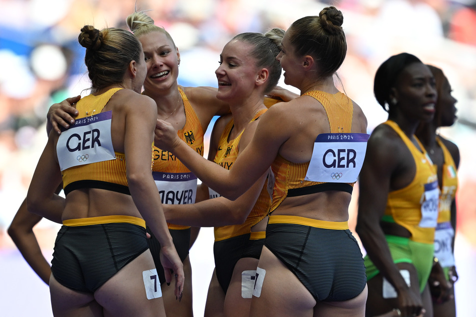 Gina Lückenkemper (v.l.n.r.), Lisa Mayer, Sophie Junk und Rebekka Haase haben in Paris für eine große Überraschung gesorgt.